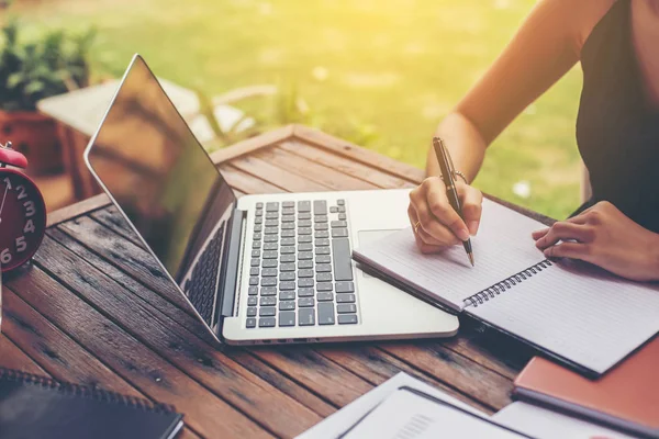 Geschäftsteam Das Laptop Arbeitet Während Büro Sitzt Geschäftsleute — Stockfoto