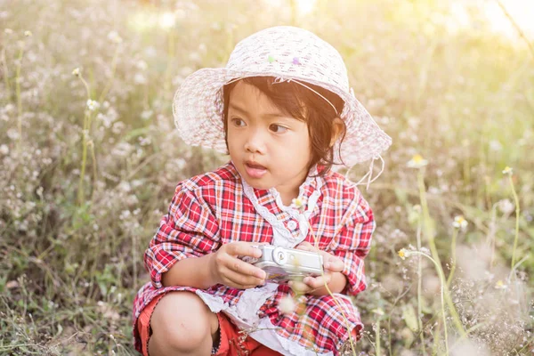Gadis Kecil Foto Foto Bunga Luar Ruangan — Stok Foto