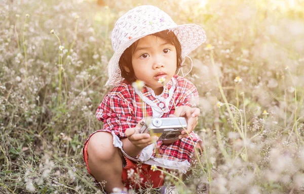 küçük kız fotoğrafları açık çiçek