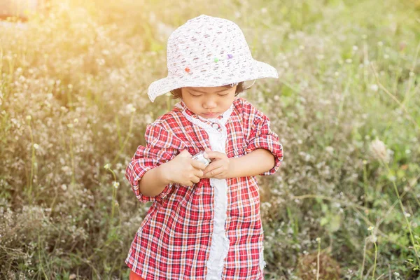 Little Girl Photographs Flower Outdoor — Stock Photo, Image