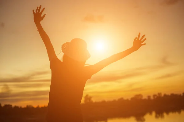 Silhouet Van Vrouw Bidden Prachtige Lucht Achtergrond — Stockfoto