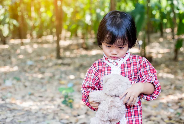 Oyuncak ayı kucaklayan kız