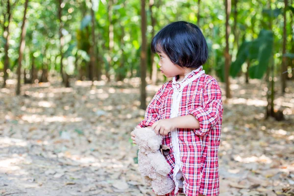 Oyuncak ayı kucaklayan kız