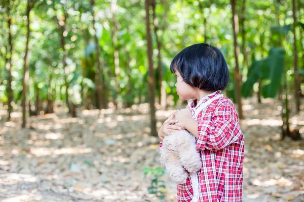 Oyuncak ayı kucaklayan kız