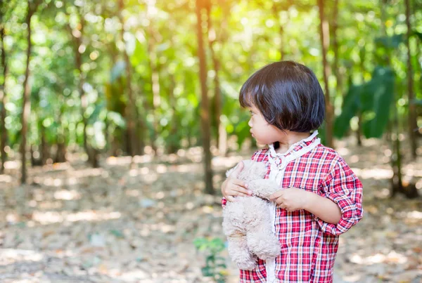 Oyuncak ayı kucaklayan kız