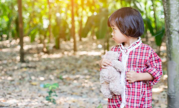 Oyuncak ayı kucaklayan kız