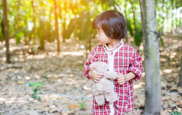 Oyuncak ayı kucaklayan kız