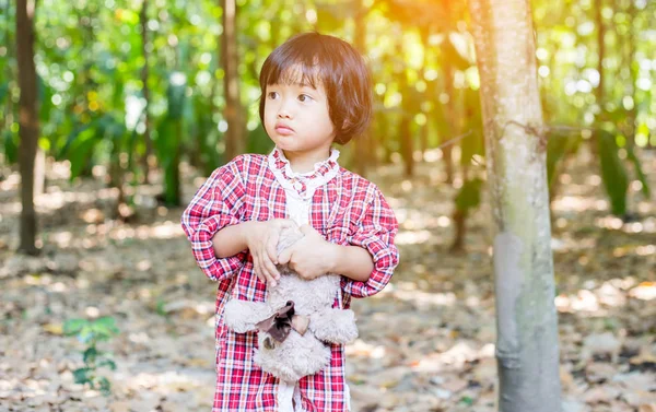 Oyuncak ayı kucaklayan kız