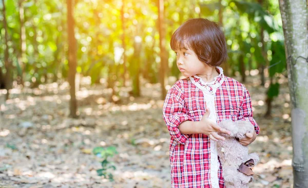 Oyuncak ayı kucaklayan kız