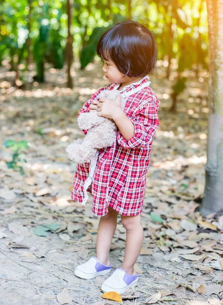 Oyuncak ayı kucaklayan kız