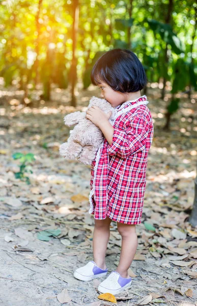Oyuncak ayı kucaklayan kız