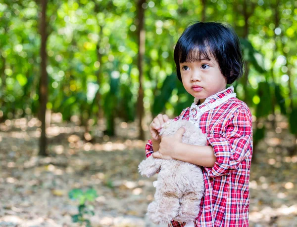 Oyuncak ayı kucaklayan kız