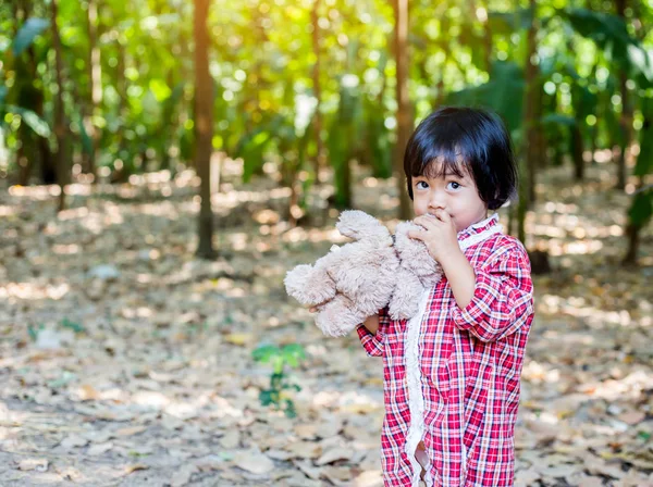 Oyuncak ayı kucaklayan kız