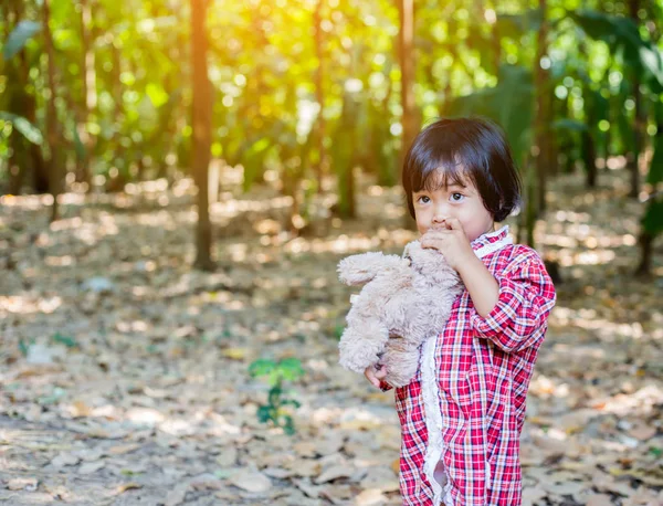 Oyuncak ayı kucaklayan kız