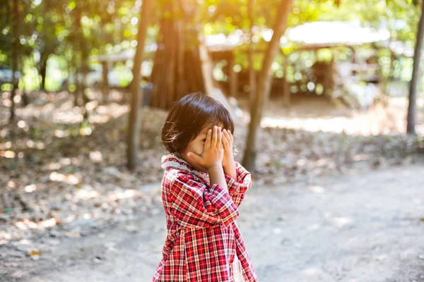 Doğanın ortasında üzgün duran kız