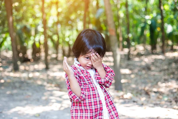 Doğanın ortasında üzgün duran kız