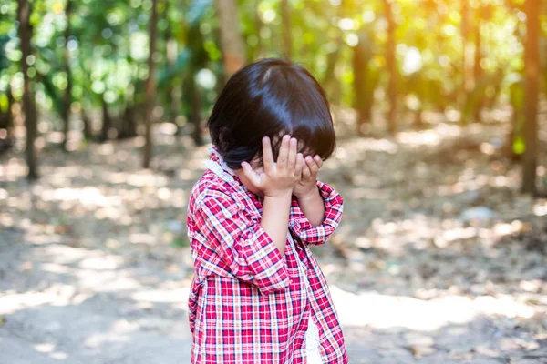 Doğanın ortasında üzgün duran kız