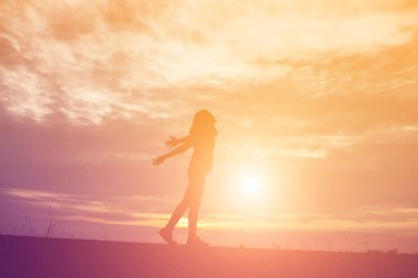 Genç kadın onun başarı, hayatta başarı kavramı için kaldırsın.