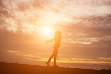 Genç kadın onun başarı, hayatta başarı kavramı için kaldırsın.