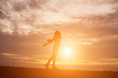 Genç kadın onun başarı, hayatta başarı kavramı için kaldırsın.