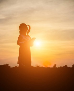 Çocuk siluet, çocuğun sevinç anlar. Doğa günbatımı