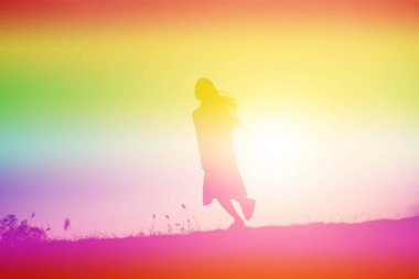 tek başına duran genç bir kadın silüeti