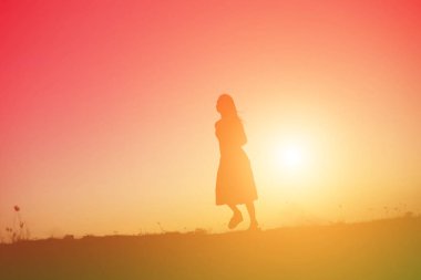 tek başına duran genç bir kadın silüeti