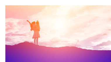 Anne gün batımında kızını gölgelerden çıkardı..