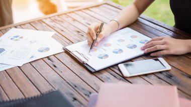 İş ekibi ofiste otururken dizüstü bilgisayarda çalışıyor. İş adamları.