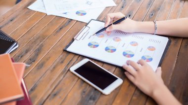 İş ekibi ofiste otururken dizüstü bilgisayarda çalışıyor. İş adamları.