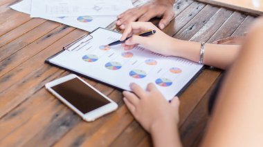 İş ekibi ofiste otururken dizüstü bilgisayarda çalışıyor. İş adamları.