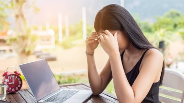 İş ekibi ofiste otururken dizüstü bilgisayarda çalışıyor. İş adamları.