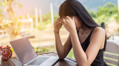 İş ekibi ofiste otururken dizüstü bilgisayarda çalışıyor. İş adamları.