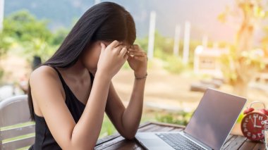 İş ekibi ofiste otururken dizüstü bilgisayarda çalışıyor. İş adamları.