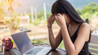 İş ekibi ofiste otururken dizüstü bilgisayarda çalışıyor. İş adamları.