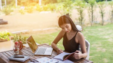 İş ekibi ofiste otururken dizüstü bilgisayarda çalışıyor. İş adamları.