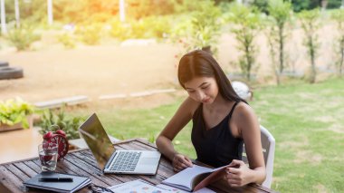 İş ekibi ofiste otururken dizüstü bilgisayarda çalışıyor. İş adamları.