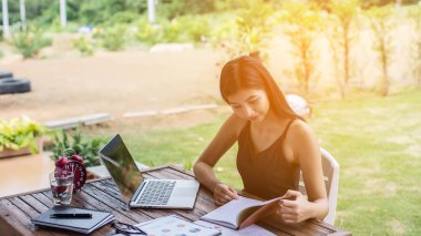 İş ekibi ofiste otururken dizüstü bilgisayarda çalışıyor. İş adamları.
