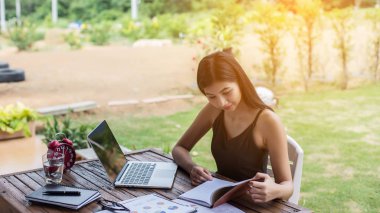 İş ekibi ofiste otururken dizüstü bilgisayarda çalışıyor. İş adamları.
