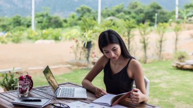 İş ekibi ofiste otururken dizüstü bilgisayarda çalışıyor. İş adamları.