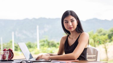 İş ekibi ofiste otururken dizüstü bilgisayarda çalışıyor. İş adamları.