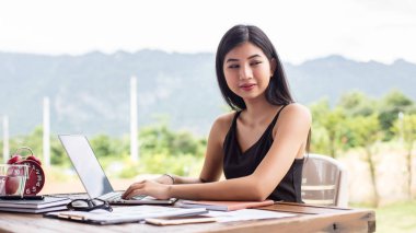 İş ekibi ofiste otururken dizüstü bilgisayarda çalışıyor. İş adamları.