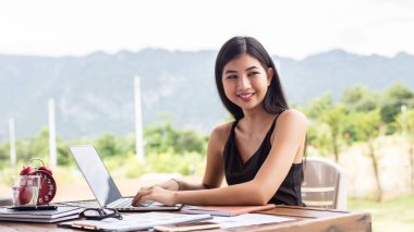İş ekibi ofiste otururken dizüstü bilgisayarda çalışıyor. İş adamları.