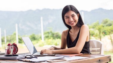 İş ekibi ofiste otururken dizüstü bilgisayarda çalışıyor. İş adamları.
