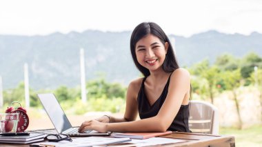 İş ekibi ofiste otururken dizüstü bilgisayarda çalışıyor. İş adamları.