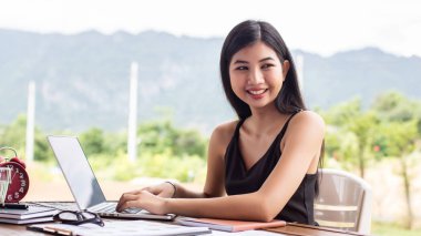 İş ekibi ofiste otururken dizüstü bilgisayarda çalışıyor. İş adamları.