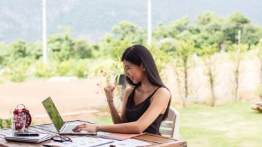 İş ekibi ofiste otururken dizüstü bilgisayarda çalışıyor. İş adamları.