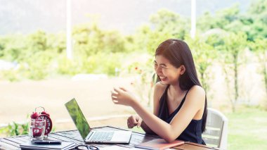 İş ekibi ofiste otururken dizüstü bilgisayarda çalışıyor. İş adamları.