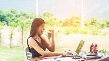 İş ekibi ofiste otururken dizüstü bilgisayarda çalışıyor. İş adamları.