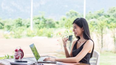 İş ekibi ofiste otururken dizüstü bilgisayarda çalışıyor. İş adamları.